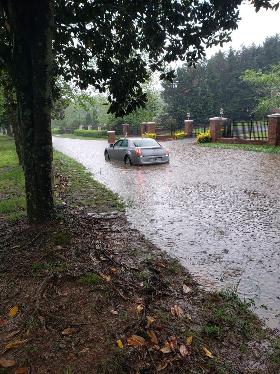 CONDADO DE COBB. Columns Drive estaba inundada cerca de Johnson Ferry Road.