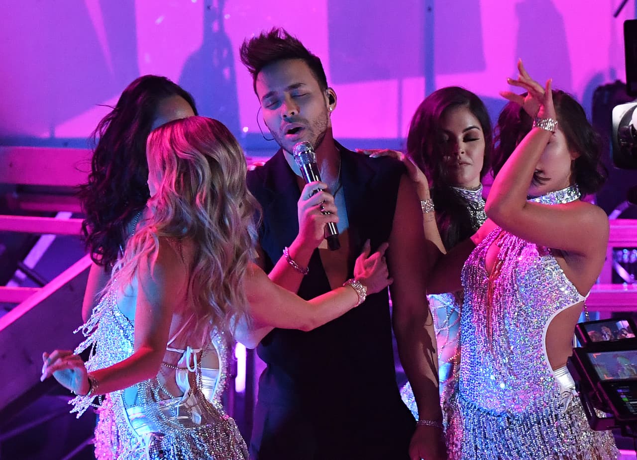 Para hacer homenaje al género regional mexicano se eligió el tema 'Secreto de amor', compuesto por Joan Sebastian.