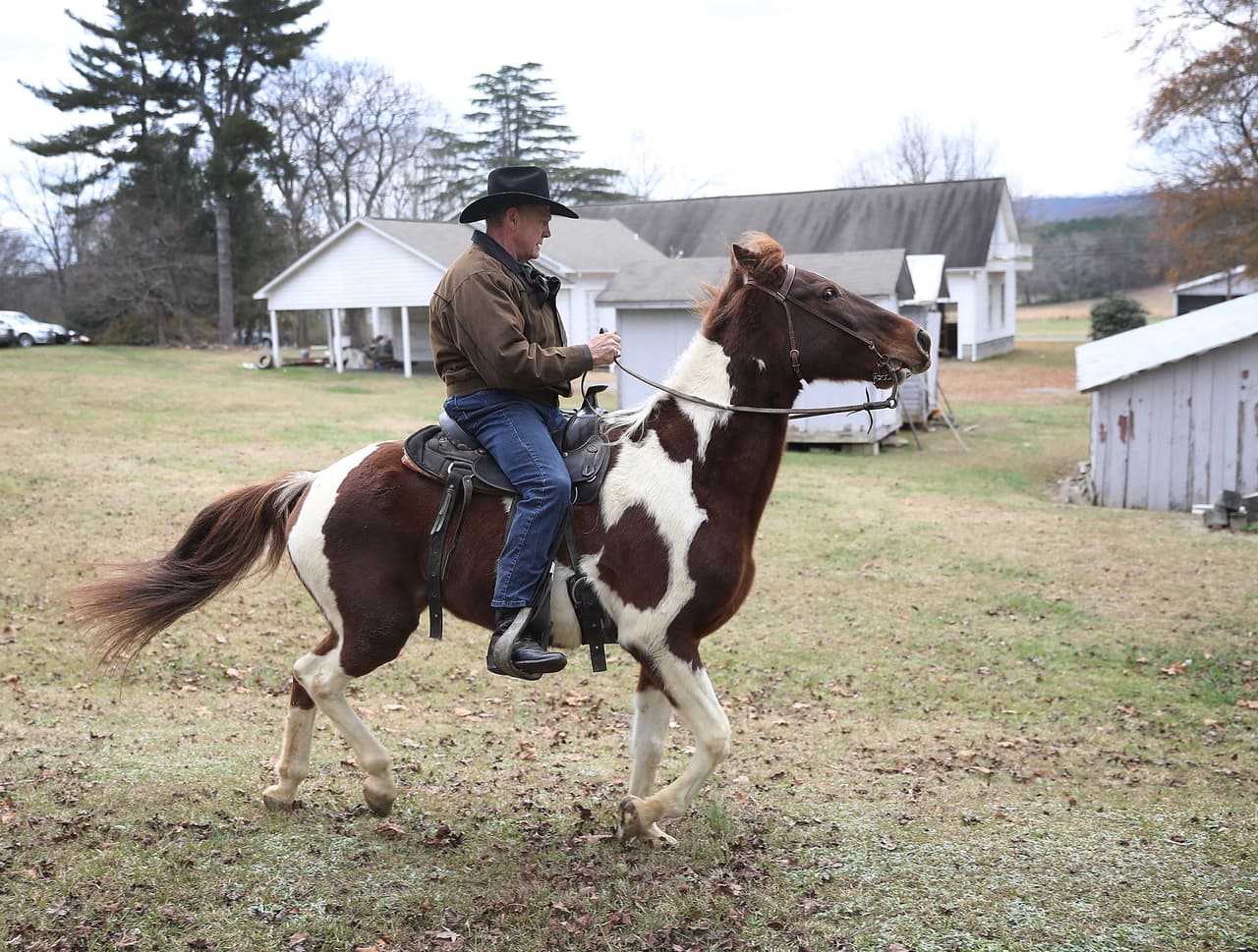 Luego de la pequeña rueda de prensa, Roy Moore volvió a su caballo y se fue.