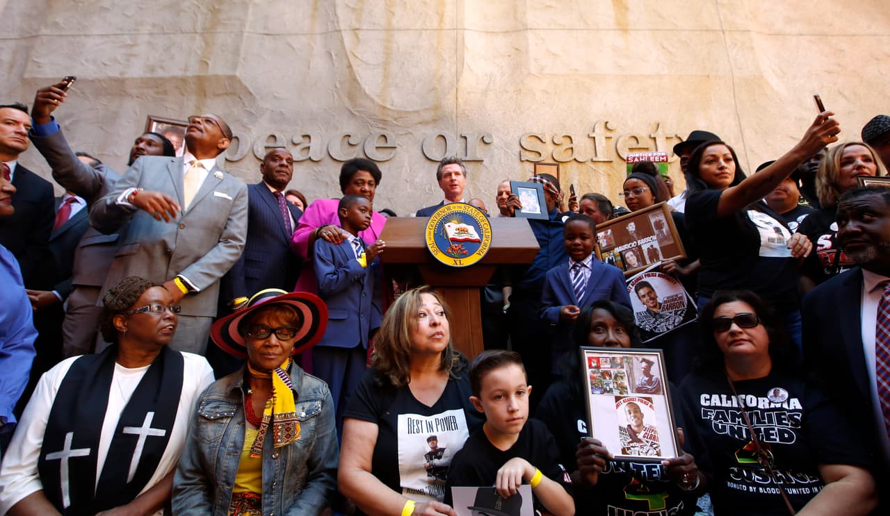 Gobernador de California firma la ley que limita el uso de la fuerza letal por parte de policías