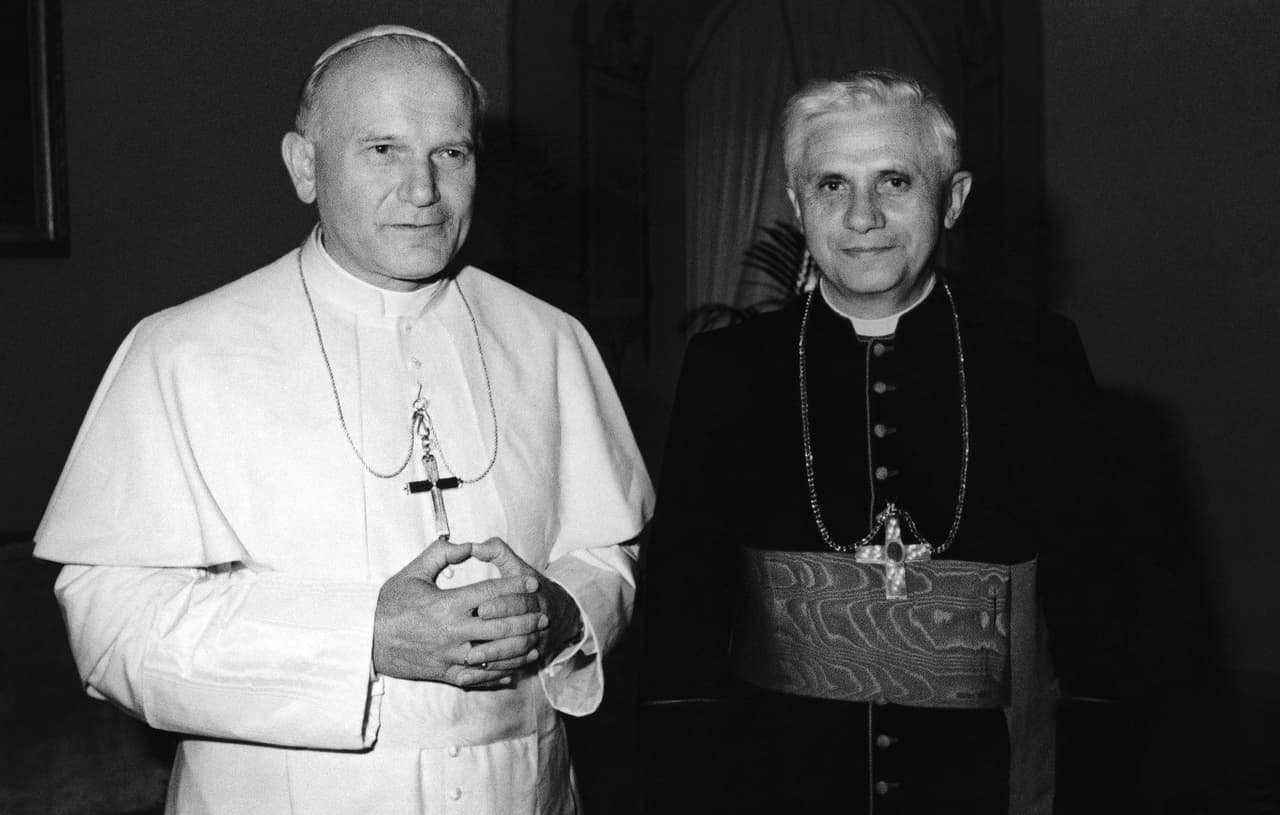 El cardenal Joseph Ratzinger aparece en esta fotografía con el papa Juan Pablo II en 1979, poco después de que este último fuera ungido como máximo pontífice. Ratzinger fue nombrado Prefecto de la Congregación de la Doctrina de la Fe en 1981, puesto que ocupó hasta 2005, cuando fue nombrado como sucesor del papa polaco.