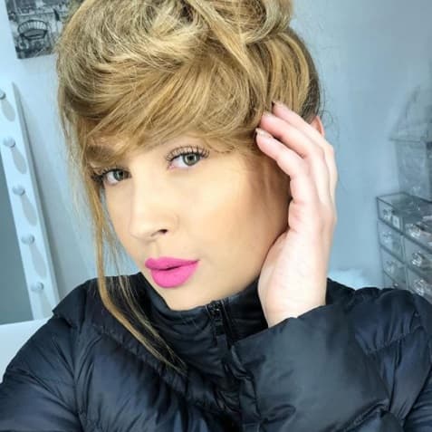 La futura esposa de Larry Hernández tiene una línea de maquillaje llamada 'Kenia Ontiveros Beauty', con la que busca- según sus palabras- hacer que la gente se sienta bella en todo momento.
