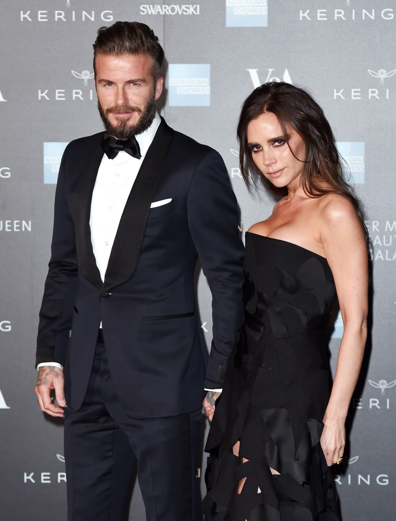 O haciéndose a un lado para que su hermosa mujer brille.