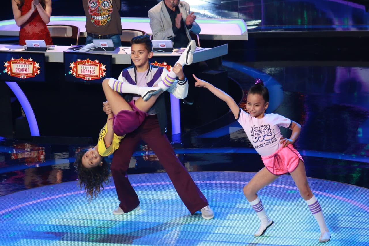 En baile, Ray Báez de 11 años bailó junto a Ximena Sánchez de 8 años y junto a Flor Santander de 11 años. Flor fue eliminada y ahora Ray y Ximena serán los representantes de baile en su equipo. ¿Con qué nos sorprenderán los escuadrones en el segundo show de Pequeños Gigantes?