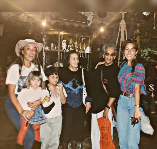 Con el desnudo en el guión, lo primero en lo que pensó la actriz fue en
<b> <a href="https://www.univision.com/shows/el-gordo-y-la-flaca/sylvia-pasquel-solo-tiene-amor-para-michelle-salas-y-frida-sofia-a-pesar-de-los-escandalos-familiares-video" target="_blank">sus nietas,</a></b> pues le daba pena lo que pudieran opinar al verla.