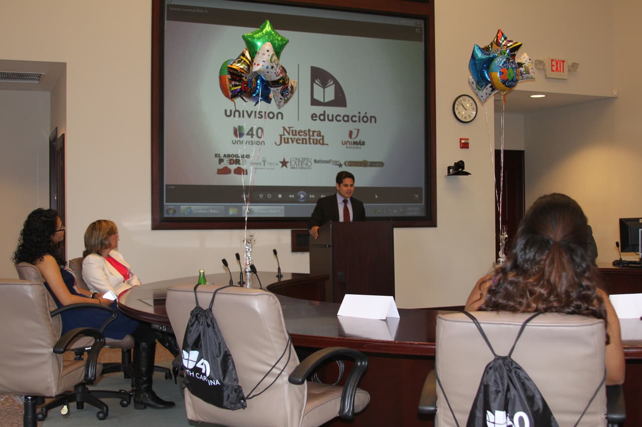 Como todos los años, Univision 40 hizo entrega de las becas Nuestra Juventud en una recepción que se llevó a cabo en las instalaciones del Western Campus de Wake Tech. Esta iniciativa que lleva 12 años, otorga becas a jóvenes hispanos destacados de todo el estado. Los estudiantes reciben $1,000 cada uno, que serán usados para pagar la matricula en la universidad. Estudiantes, familiares, patrocinadores y miembros de la comunidad se reunieron para celebrar la culminación de sus estudios y su siguiente paso hacia la universidad.