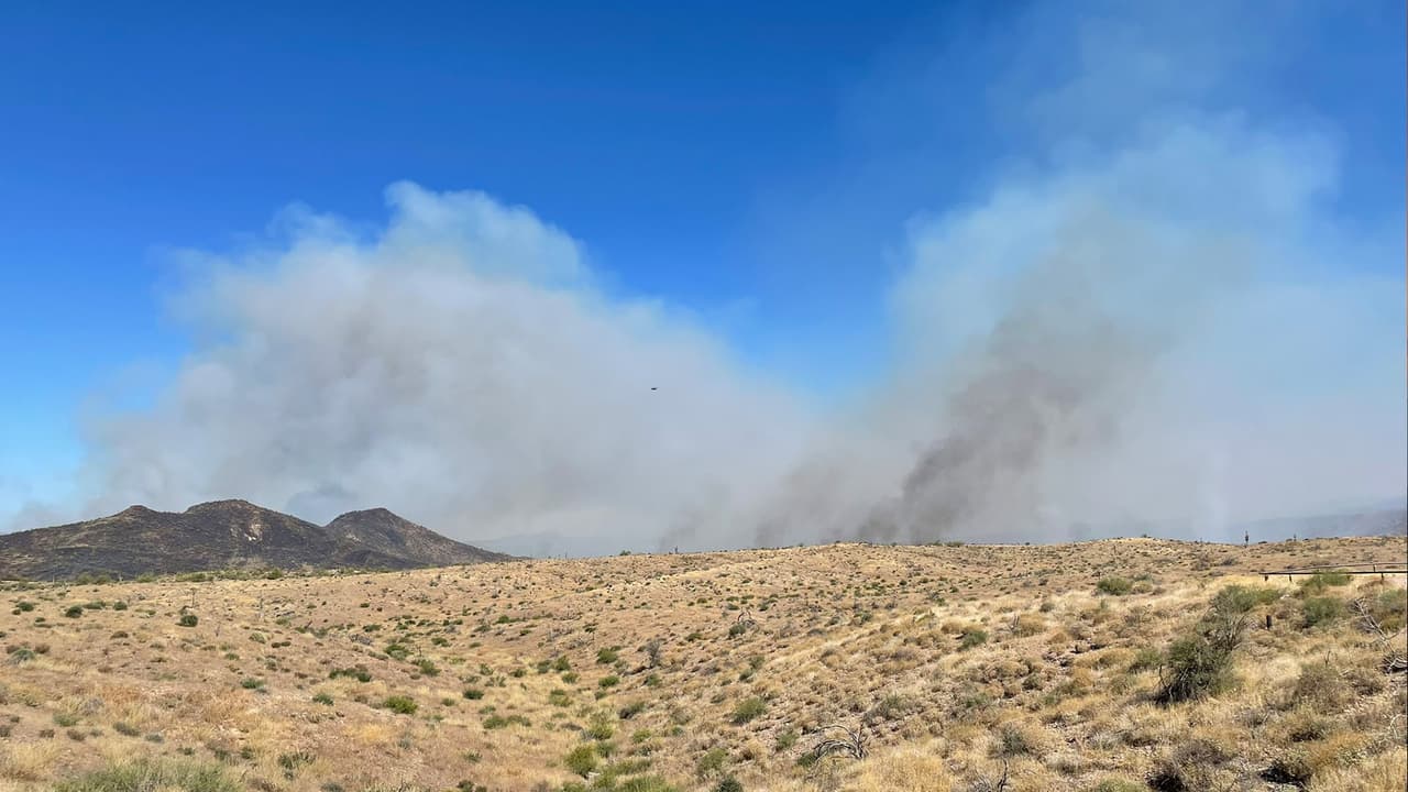 El Servicio Forestal informó que bomberos han logrado 
<b>contener ya en un 20 por ciento las llamas,</b> sin embargo, solicitan a residentes en las zonas cercanas estar preparados para evacuar.