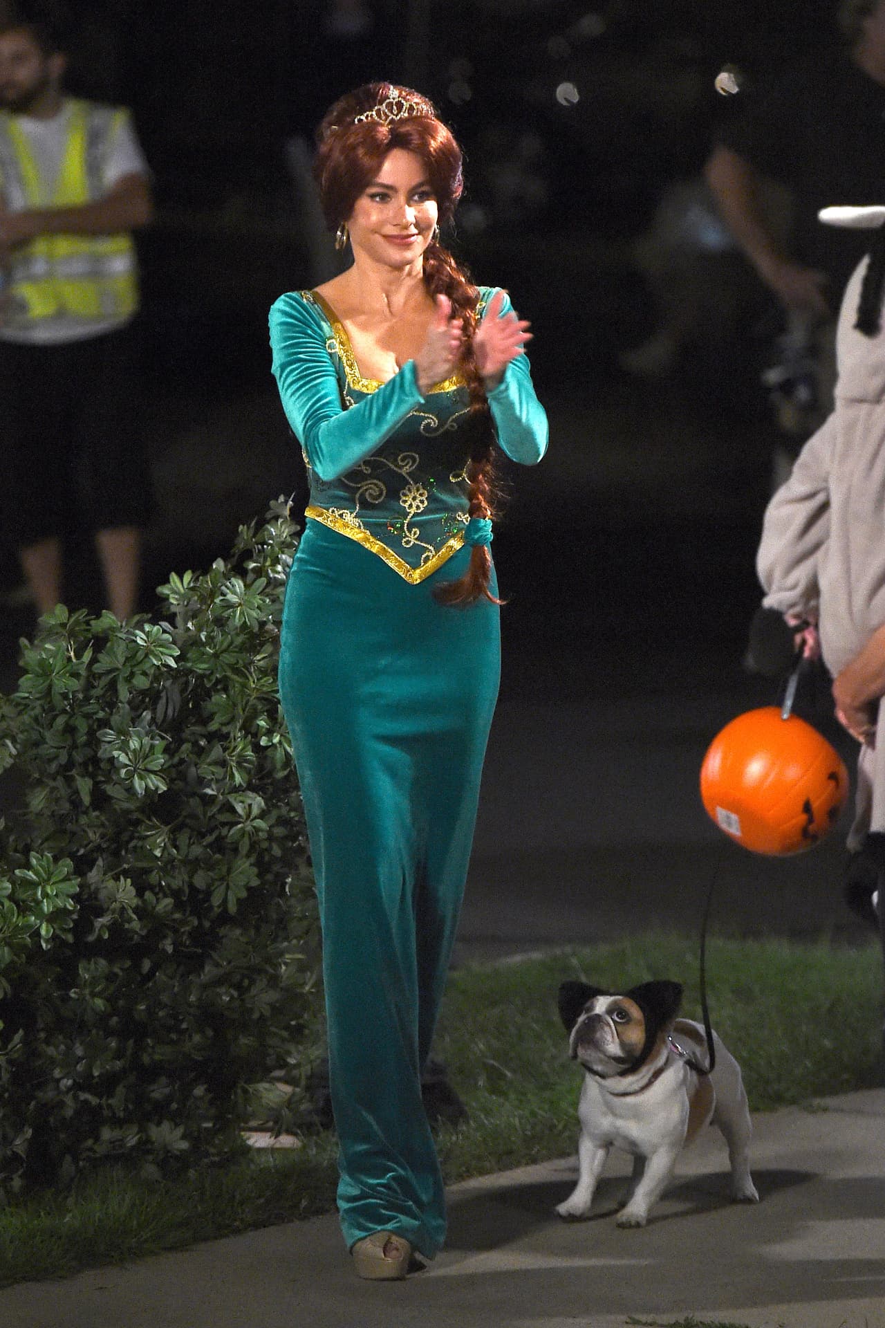 Sofía uso un vestido verde esmeralda, idéntico al de Fiona, y recurrió a una peluca peliroja para tapar su cabellera castaña.