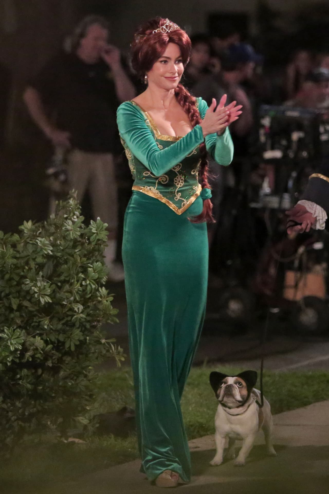 Hasta el lindo perrito quedó deslumbrado con el atuendo de la actriz, ¡su cara fue súper tierna!