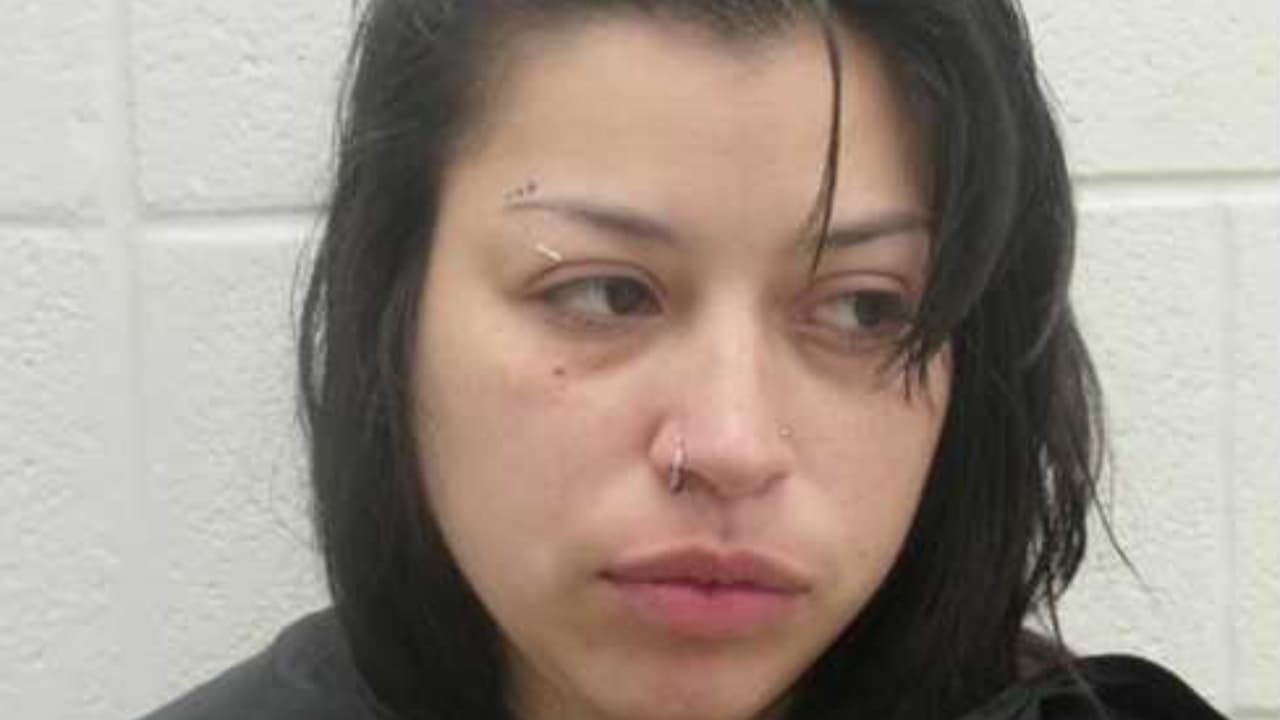 Madre de Ellenboro arrestada por dejar a su hija de 6 años sola en casa y reportar su desaparición    