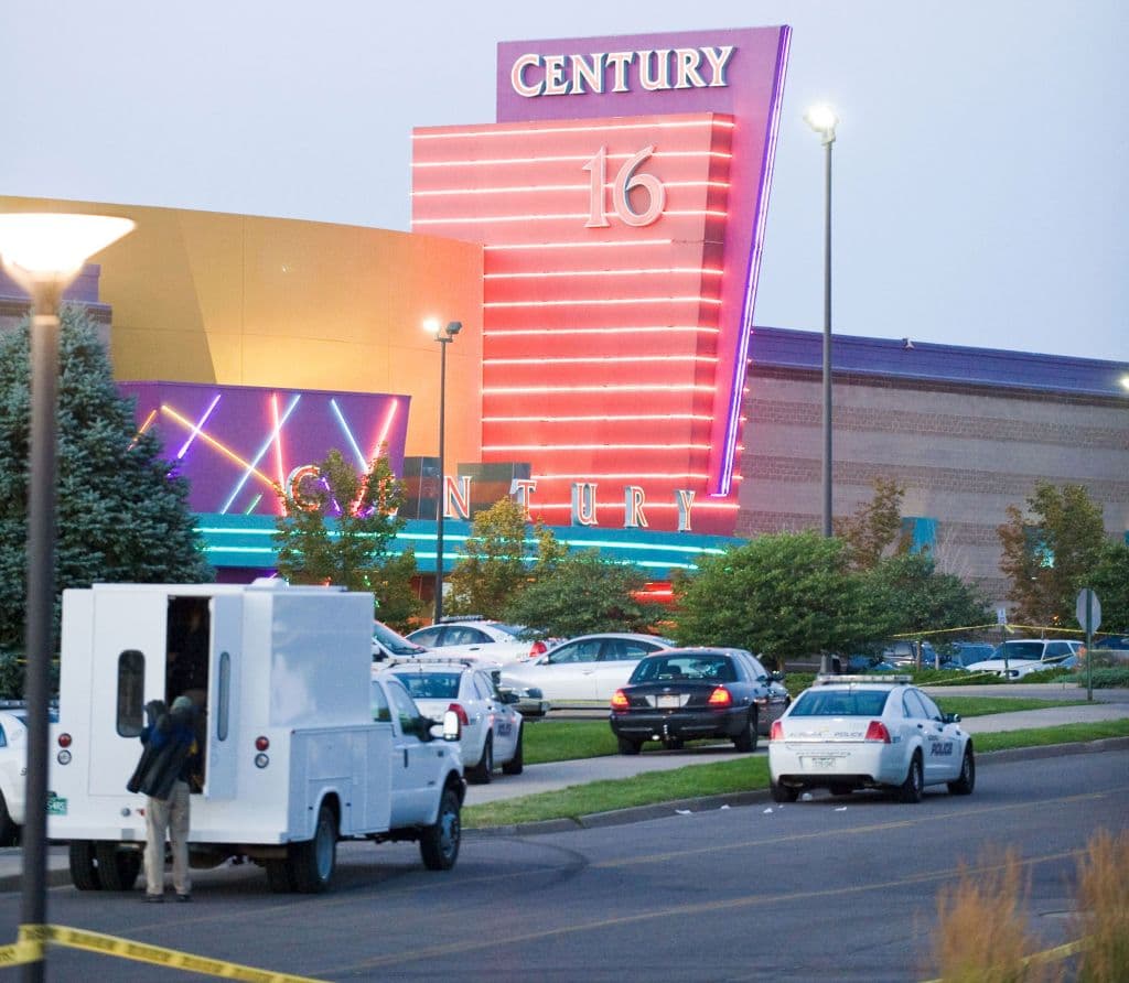 <b>3. Tiroteo en un cine Century 16 en Aurora, Colorado, 20 de julio de 2012. </b>12 muertos y 70 heridos. Un hombre armado entró a una sala de cine en la que se estrenaba la nueva película de la saga de Batman 'El caballero oscuro'. El atacante, James Holden, de 24 años, entró vistiendo una armadura de cuerpo completo, máscara antigas y armado con múltiples armas, incluido un rifle de asalto. Una psiquiatra del campus había advertido a la universidad en la que estudiaba que el hombre tenía trastornos y que podía ser un peligro. A pesar de ello, el atacante consiguió comprar armas en tiendas y municiones online.