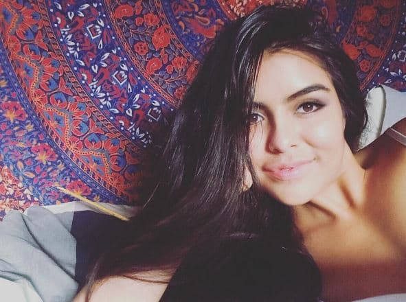 A pesar de ser boxeadora, April no pierde su feminidad y sabe llevar muy bien todo lo que se pone.