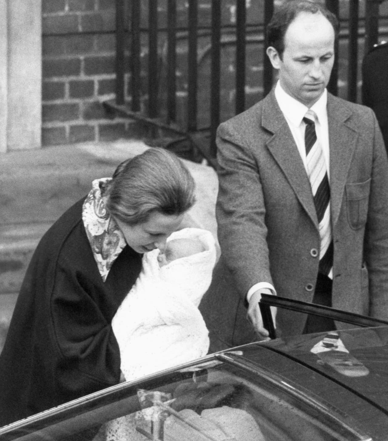<b>18 mayo 1981</b>
<br>Con su hija de tres día de nacida en brazos, salió la princesa Anne sale con su hija acompañada de su esposo del hospital St Mary en Londres. En esta ocasión, Anne también estuvo rodeada de fotógrafos.