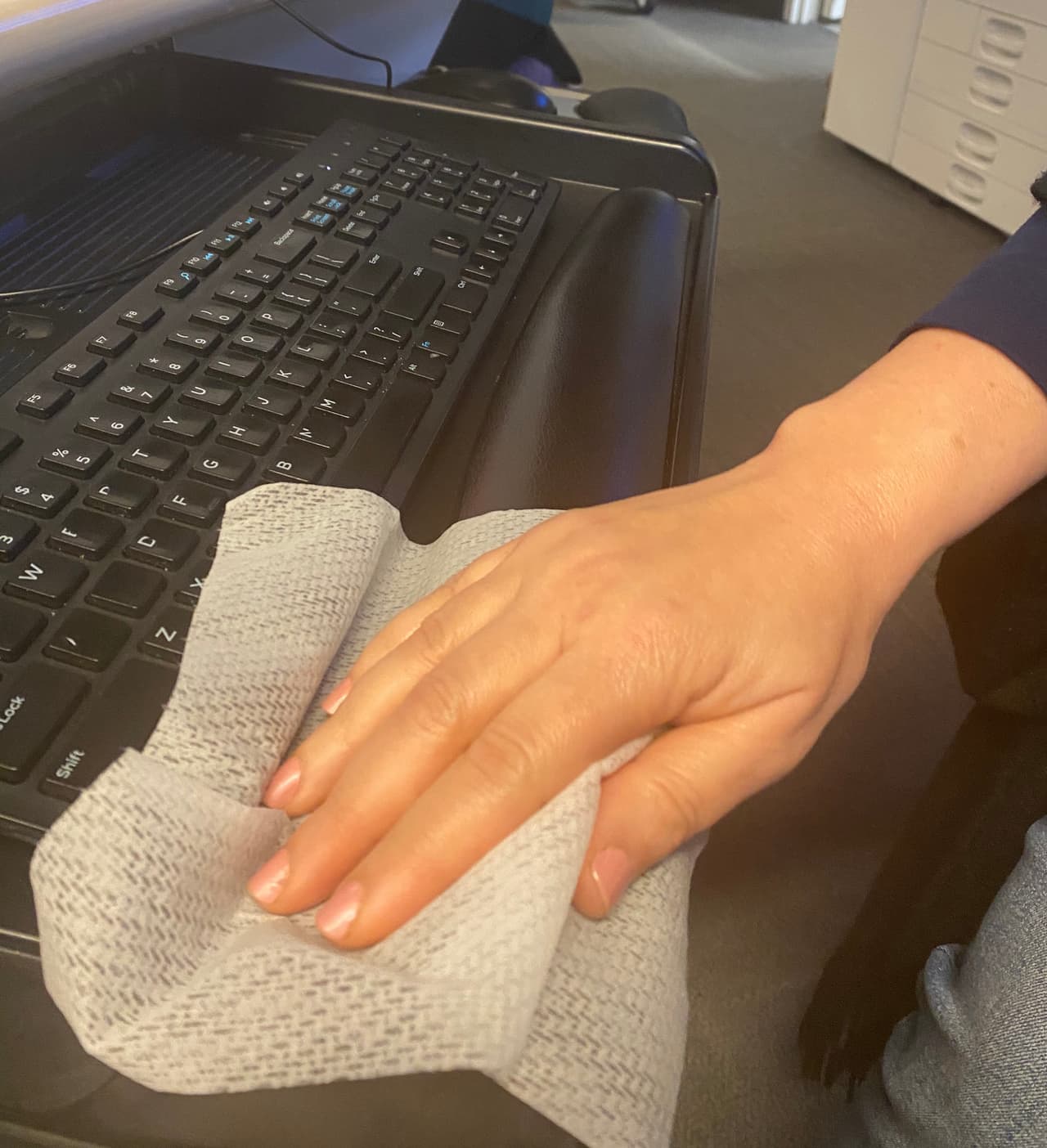 Use toallitas desinfectantes cuando estén disponibles, para limpiar las supercifies de las cosas que utiliza a diario como: teclados, teléfonos, sillas, gabinetes, carros de supermercado,etc.