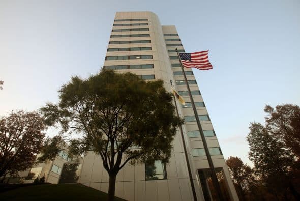 JOHNSON & JOHNSON " La posición número siete la consiguió esta empresa con 80.45 puntos, un retroceso de 2.68 puntos o cinco niveles en la tabla general.