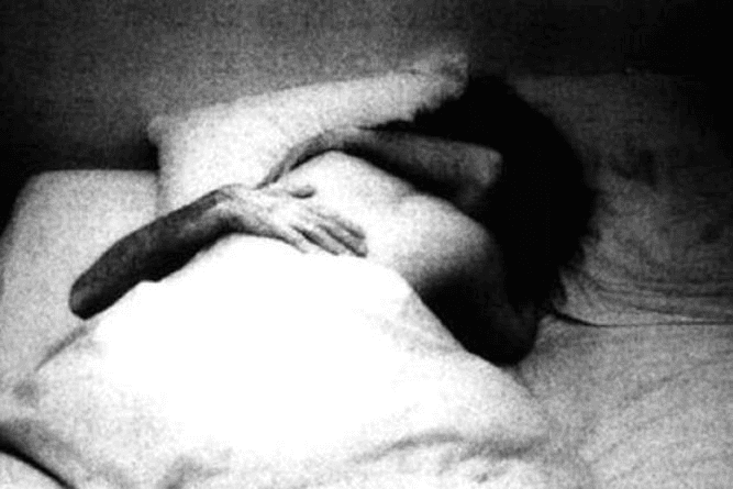 En mayo de 2015 Kendall Jenner vivió un momento bochornoso al compartir en su cuenta de Instagram una foto equivocada. La imagen, publicada erróneamente por la mayor de las hermanas Jenner, muestra a una mujer y un hombre en la intimidad de su cama a blanco y negro.