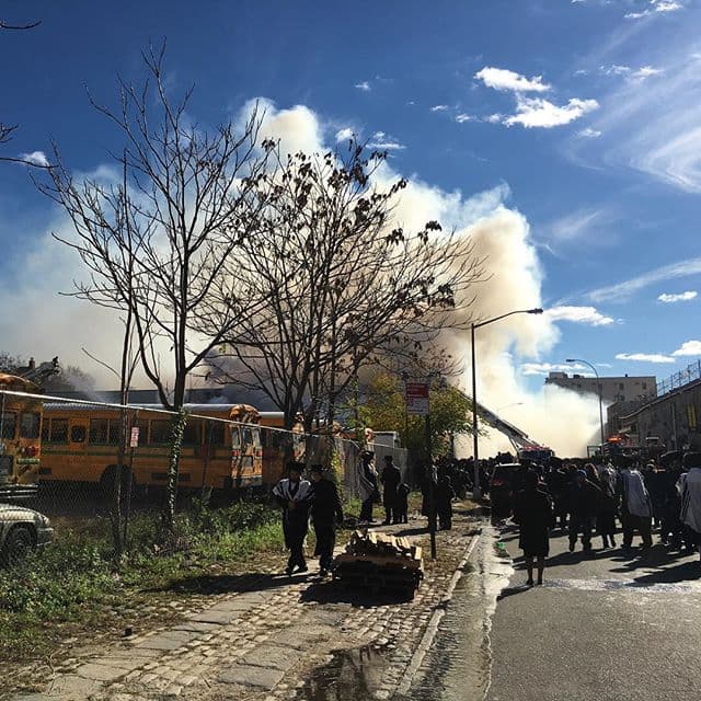 Edificio en peligro de colapsar tras incendio