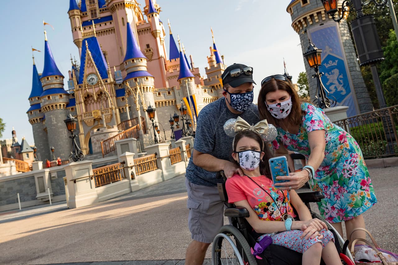 Turistas con mascarillas para prevenir el contagio de covid-19 en Magic Kingdom. 
<br>
<br>Los investigadores prevén que las muertes sigan aumentando en EEUU al menos unas semanas más, pero algunos creen que la cifra probablemente no subirá tan drásticamente como lo hizo hace unos meses debido a varios factores, incluido el aumento del número de pruebas.
<br>