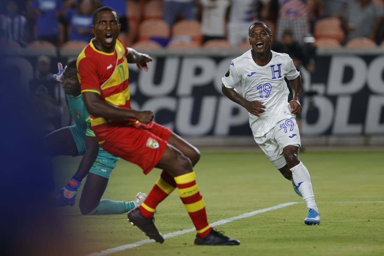 La feria de goles y la polémica llegarían rápidamente tras el descanso, ya que Edwin Solano parecía estar en fuera de lugar, pero definió como un grande para el 2-0.