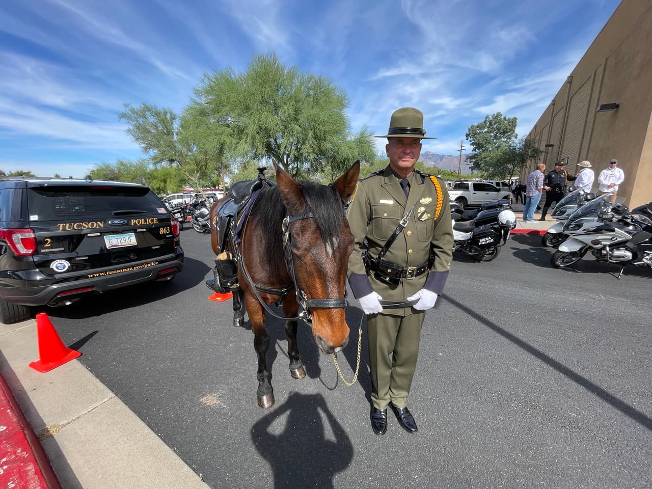 Jake y el agente Brian Johnson hicieron el honor de acompañar al agente de la DEA en su funeral honrando su memoria.
<br>