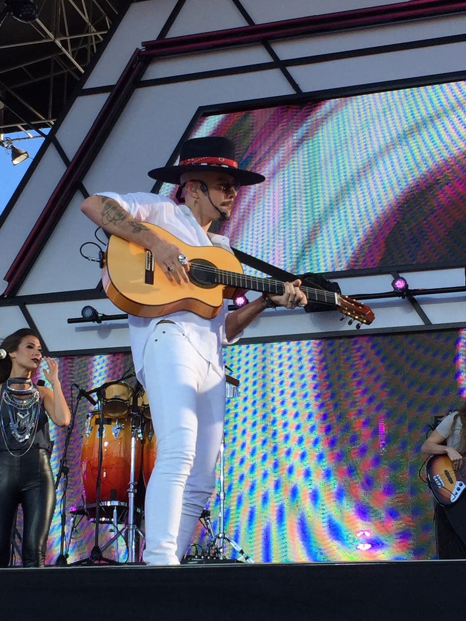 Jesse, con su tradicional sombrero, alardeó de su guitarra durante la interpretación de ‘No soy una de esas’. Foto: David Maris.