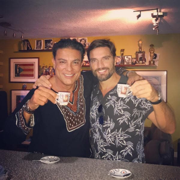 <b><a href="http://www.univision.com/programas/novelas/galanes-de-los-90-que-extranamos-en-las-telenovelas-fotos">Osvaldo</a></b> es gran amigo de 
<b><a href="http://www.univision.com/temas/julian-gil">Julián Gil</a></b>, los galanes se reunieron hace unos días y compartieron algunas imágenes con sus fans: "De esos ratos que te llenan de la mejor energía..... Como siempre presente @osvaldoriosalonso Gracias pa por tu cariño 🇵🇷❤️ Y el cafecito", escribió Julián Gil.