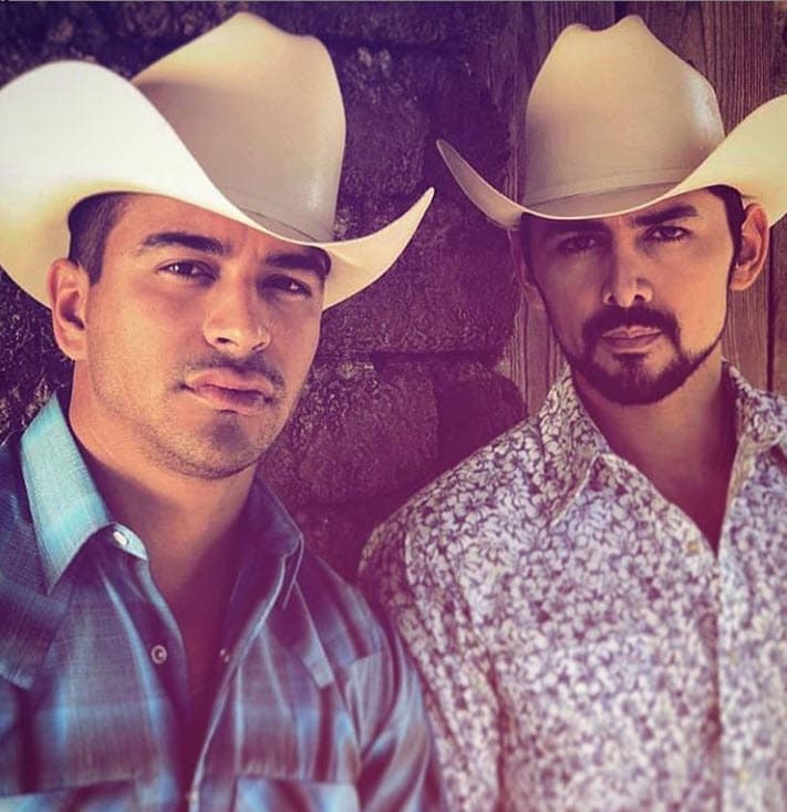 Juntos tienen varias canciones y una de las más recientes es 
<b><a href="https://www.youtube.com/watch?v=Evno8tKziR4&feature=emb_title" target="_blank">'Te regalo mi perdón'</a></b>, lanzada el año pasado.
<br>