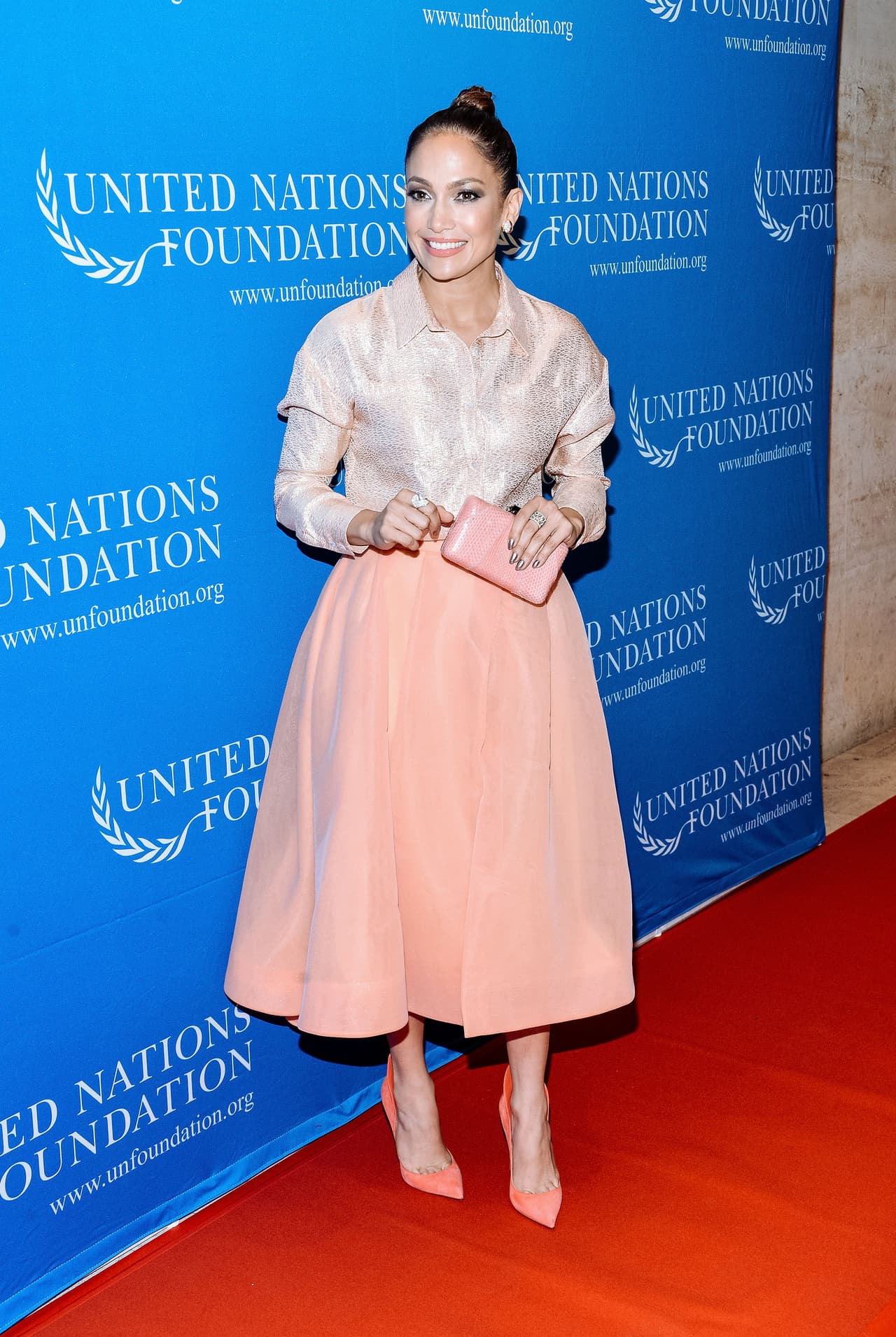 Jennifer Lopez tuvo un logro más en su carrera, fue nombrada defensora de las mujeres y niña por la ONU, gracias a su fundación, y para este reconocimiento llevó un atuendo súper elegante.