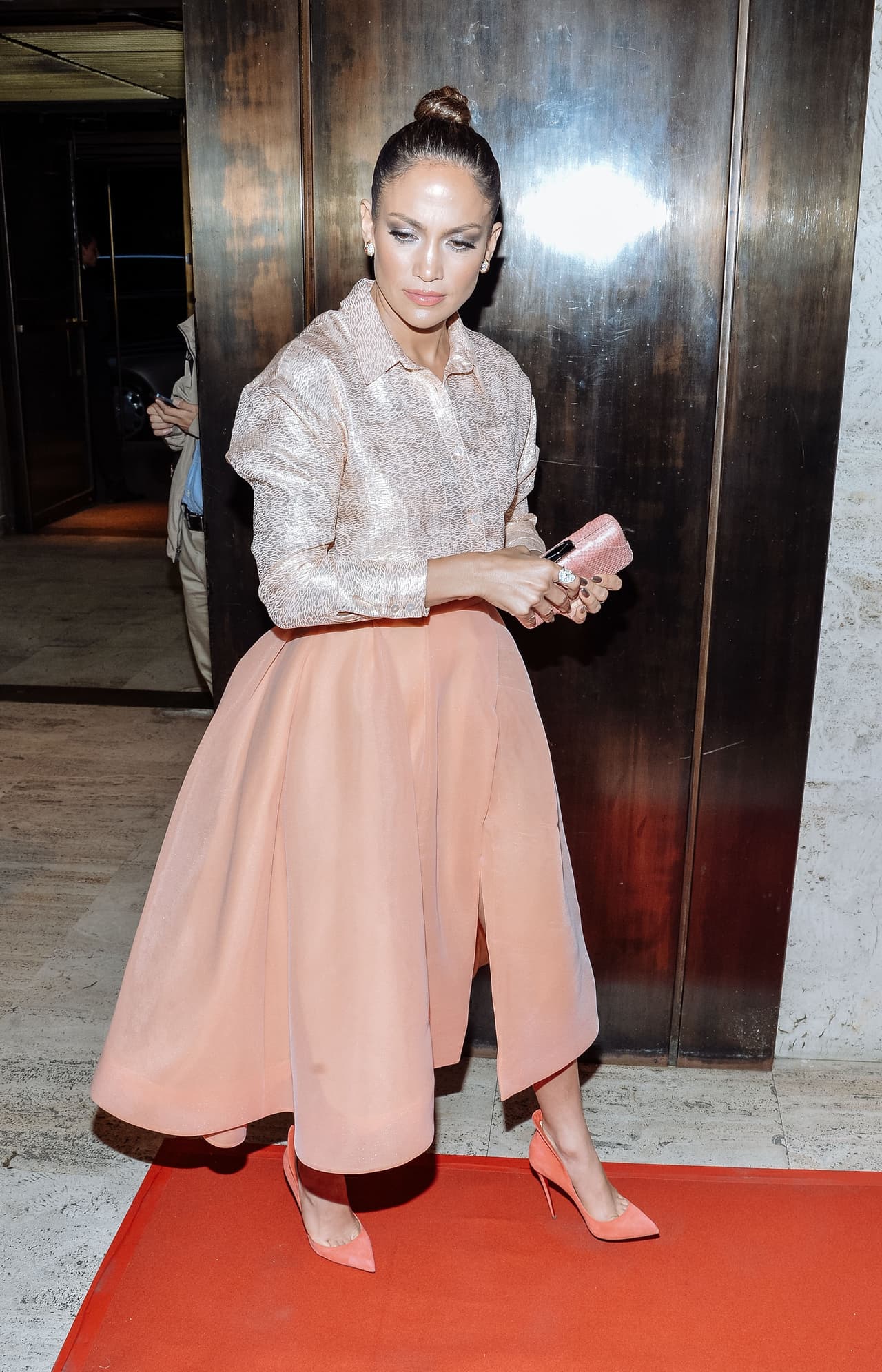 Jenni eligió esta linda falta en color melón y esa discreta blusa que la hizo lucir como una princesa.