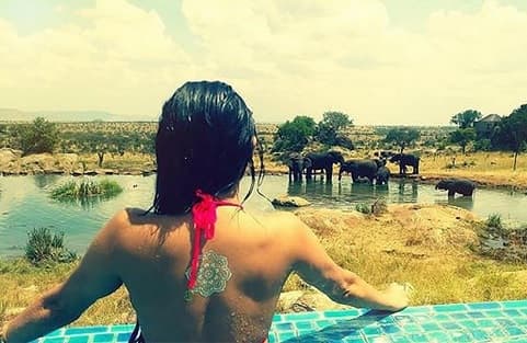 Vanessa Hudgens enseñó un coqueto 'tattoo'.