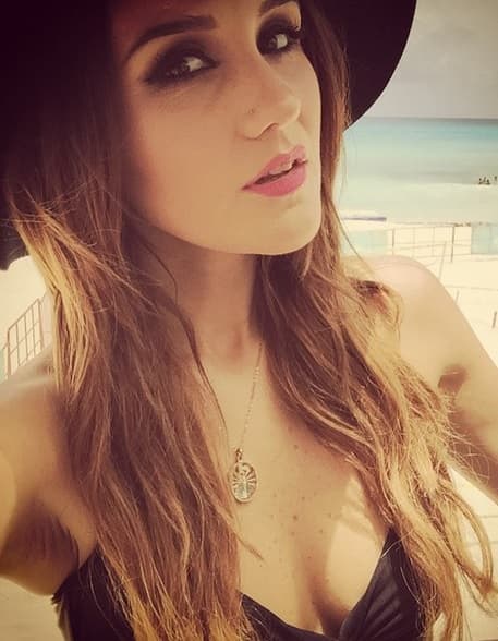 Dulce María se fue unos días a Europa y por allá presumió sus curvas mexicanas.