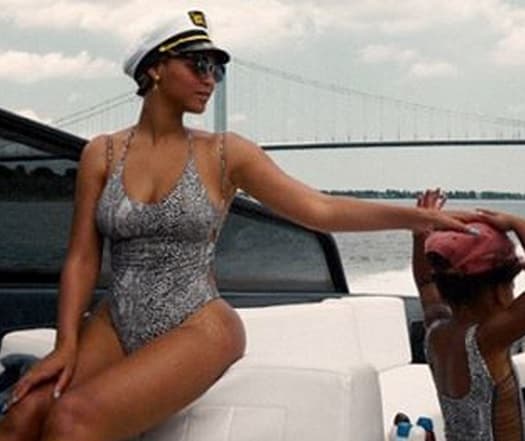 Beyoncé sacó su traje de baño y consiguió uno idéntico para su pequeña Blue Ivy. ¡Qué tiernas!
