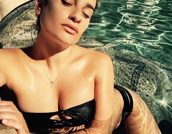 La cantante y actriz Lea Michele también enseñó que tiene un cuerpecito de envidia.