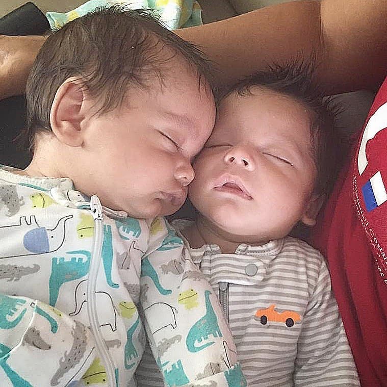 Dante nació un minuto antes que su hermano Tadeo. Por complicaciones en el parto, pasó sus primeros cinco días de vida bajo observación médica.