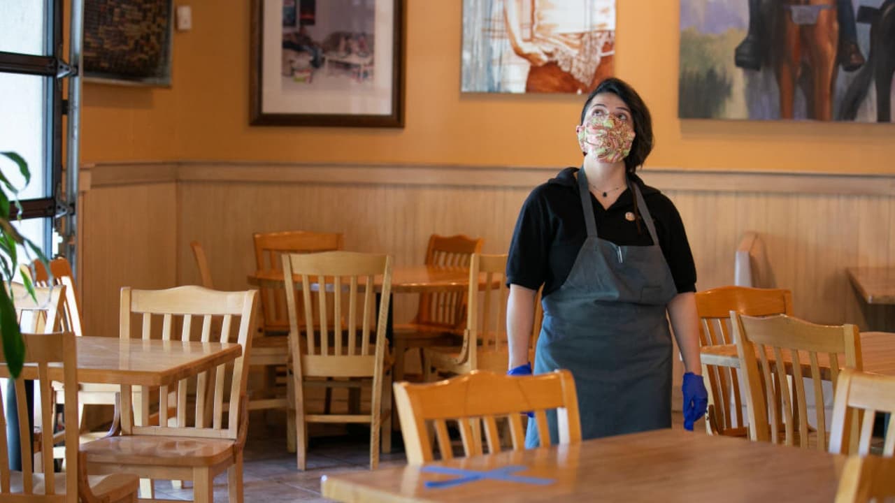 “La economía está cambiando”, dijo Gómez a Univision 34 Los Ángeles, e indicó que los aumentos promedios en un nuevo trabajo están entre el 1 y 2 %, por lo que recomienda pensar si este incremento compensa el cambio.