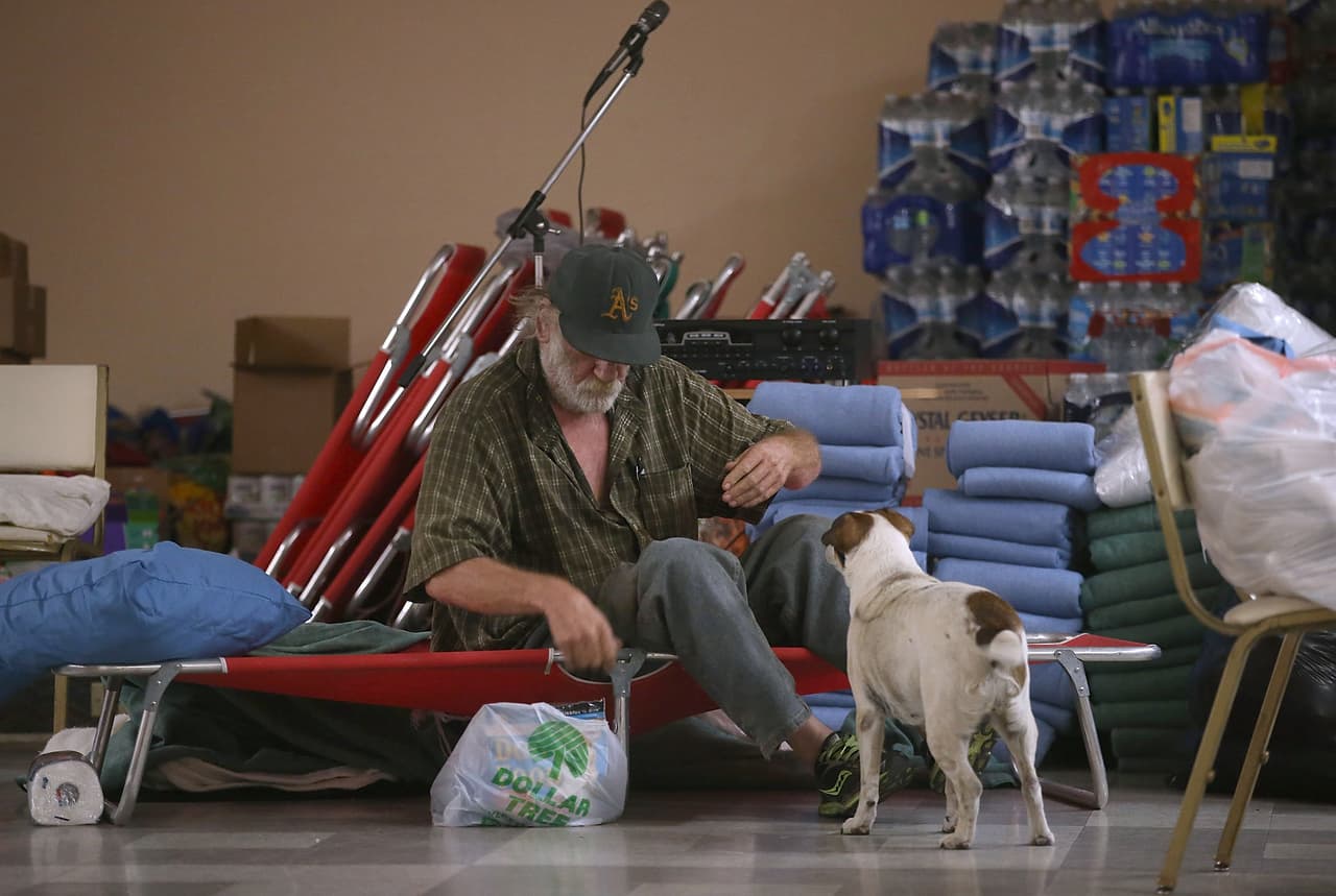 El Rocky Fire ha provocado cientos de evacuados, gran parte de ellos han tenido que acudir a los centros de ayuda mientras sofocan el fuego.