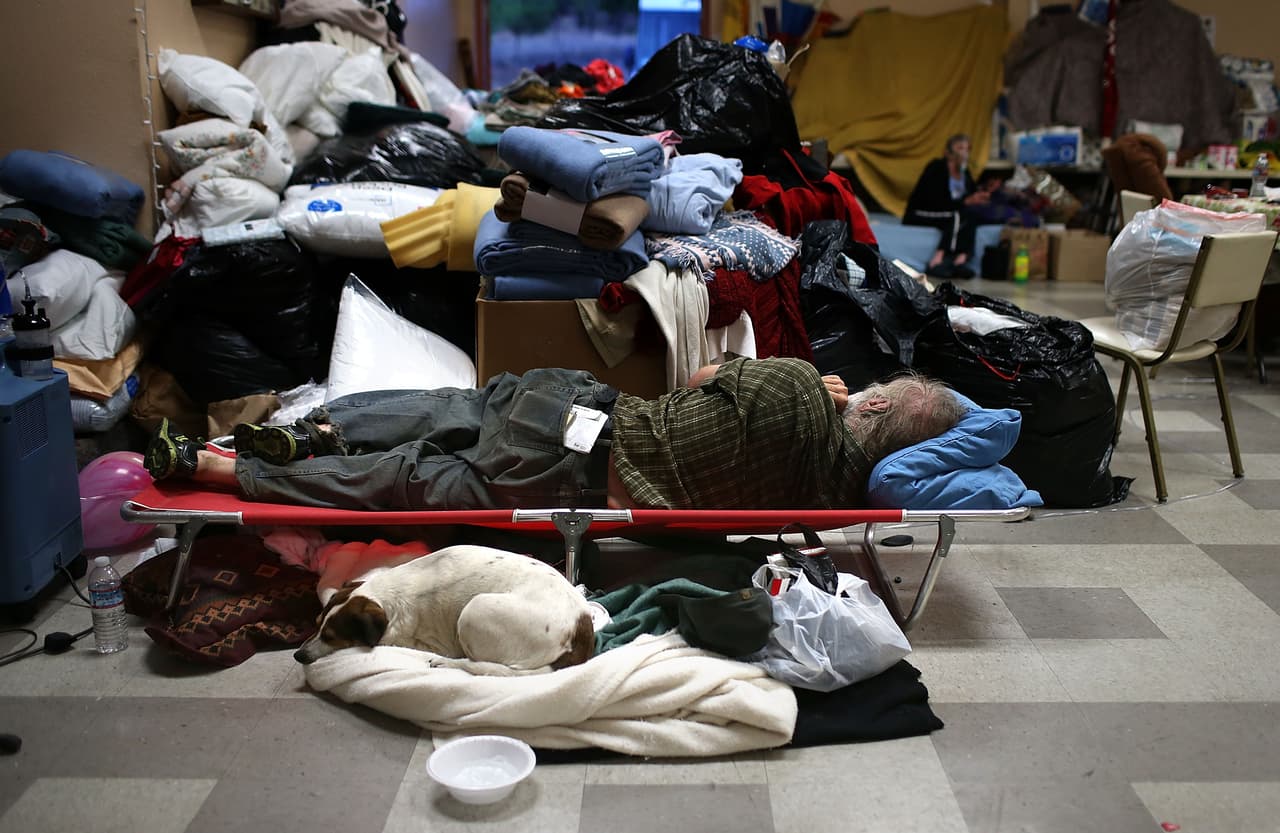 Con sus mascotas y sus pertenencias más valiosas cientos de personas han tenido que abandonar sus hogares.