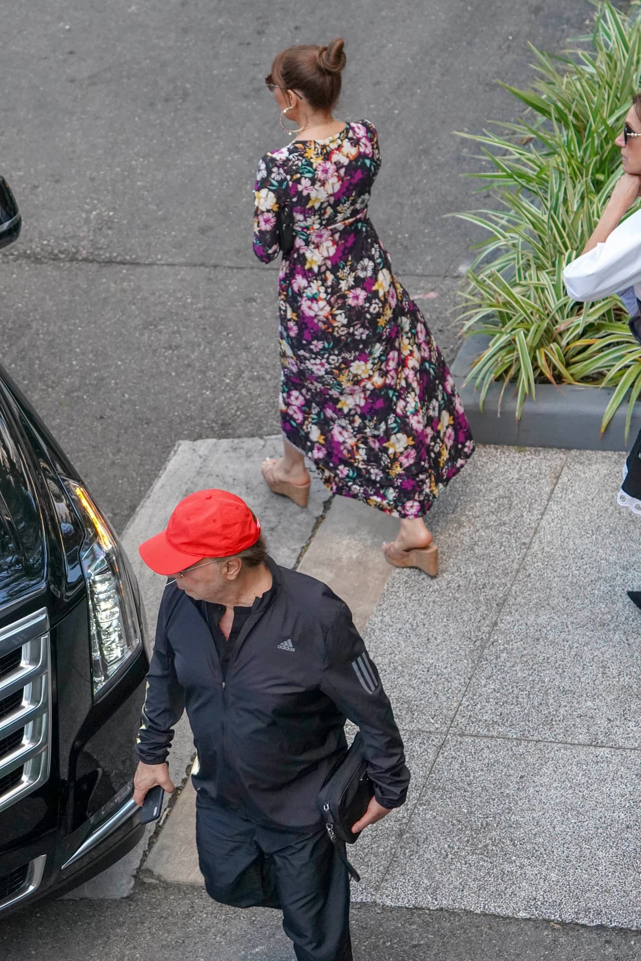 Por su parte, Tommy Mottola vistió ropa deportiva color negra con una gorra roja.