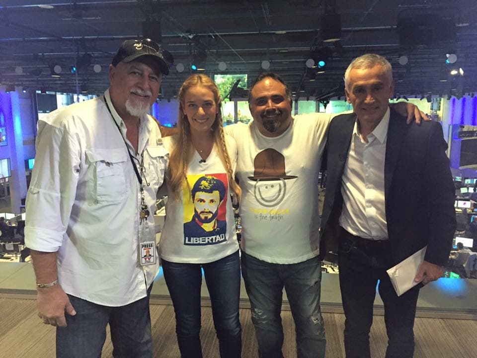 Posando en Univision con los camarógrafos Jorge Soliño y Roberto Olivera junto a Lilian Tintori, defensora de los derechos humanos en Venezuela y esposa de Leopoldo López, opositor del gobierno chavista.