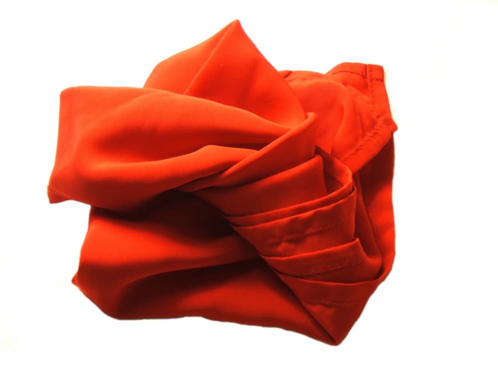 Amarra muy bien el pañuelo rojo con la sal y la canela en su interior y procura que no derrame nada. Espera a que las velas se consuman.