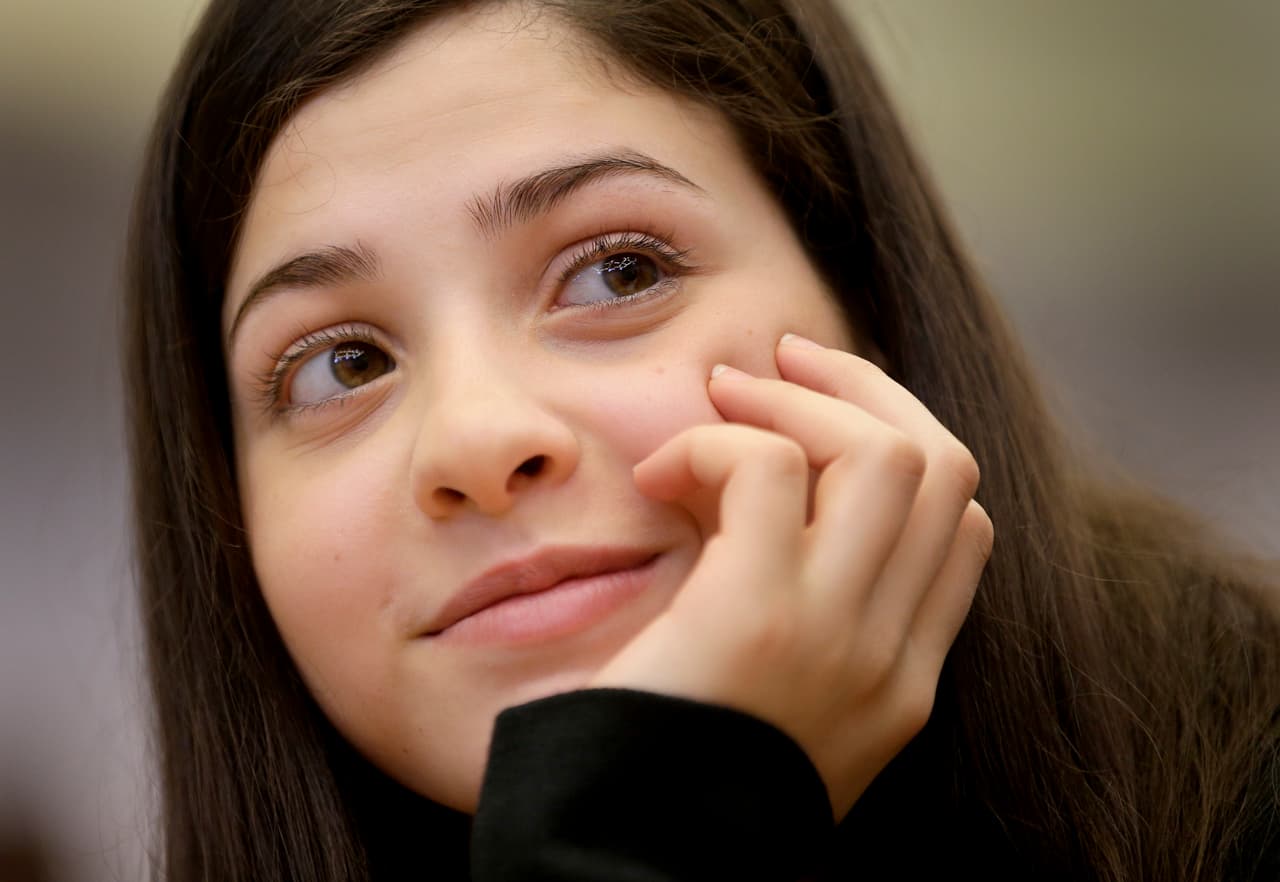 La nadadora siria Yusra Mardini, quien huyó a Alemania con su familia y actualmente entrena en un club local, asiste a una conferencia del Comité Olímpico Internacional y la Confederación Alemana de Deportes Olímpicos en Berlín, Alemania, el viernes 18 de marzo de 2016. El COI respalda a los atletas refugiados con el potencial de clasificar a los Juegos Olímpicos de Río de Janeiro 2016. Uno de ellos es la nadadora siria de 17 años de edad. (Foto AP/Michael Sohn)