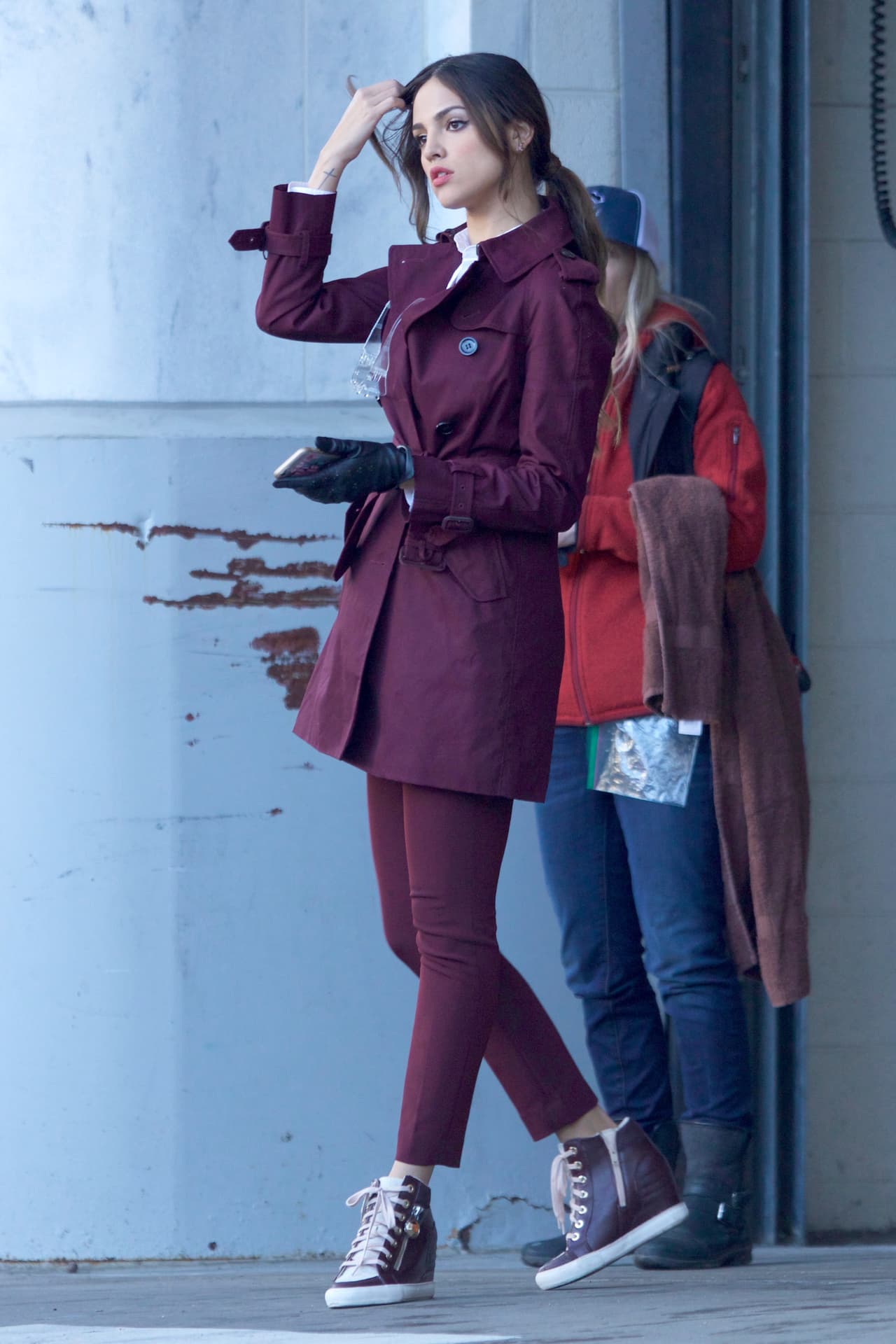 En el trabajo también la vemos muy atenta a su teléfono.