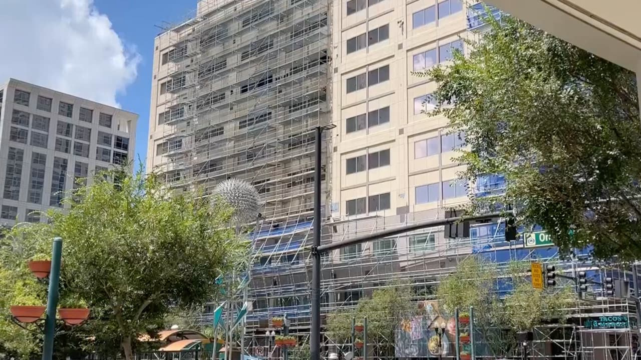 Lista de negocios y carreteras que siguen cerradas en el centro de Orlando por andamios inestables 
