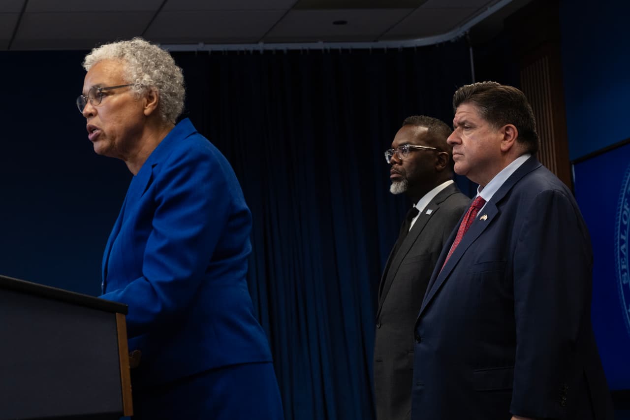 El gobernador también llamó a la comunidad a protegerse. “Los residentes de Chicago
<b>deben conocer sus derechos</b>, grabar lo que ocurra en sus vecindarios y compartirlo con la prensa. Las personas autoritarias no quieren que ustedes hablen, por eso deben hacerlo”, dijo Pritzker.
<br>