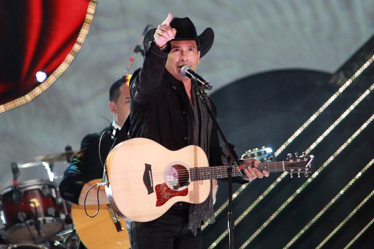El cantante Bobby Pulido llenó de sentimiento el escenario al interpretar el clásico de Joan Sebastian, 'Secrerto de Amor'.