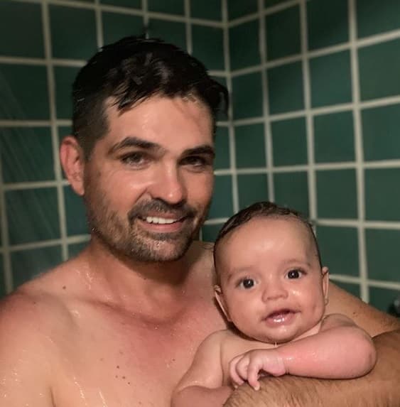 "Estamos muy agradecidos con lo que Dios nos ha permitido conservar: a 
<b><a href="https://www.univision.com/famosos/en-video-ferdinando-y-brenda-ponen-su-amor-y-atencion-en-tadeo-mientras-continuan-superando-la-ausencia-de-dante-video" target="_blank">nosotros tres juntos",</a></b> añadió