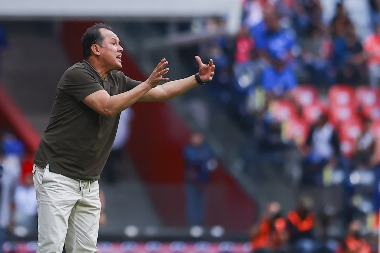 Juan Reynoso daba instrucciones a su equipo, pues después del gol comenzaron a sufrir.