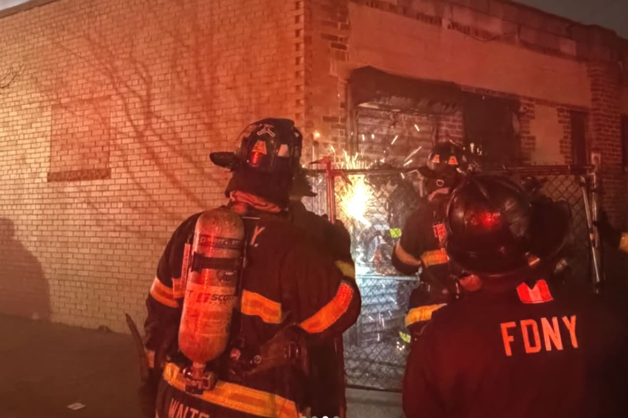 Investigadores buscan causa de incendio que destruyó varios negocios en Williamsbridge, Bronx