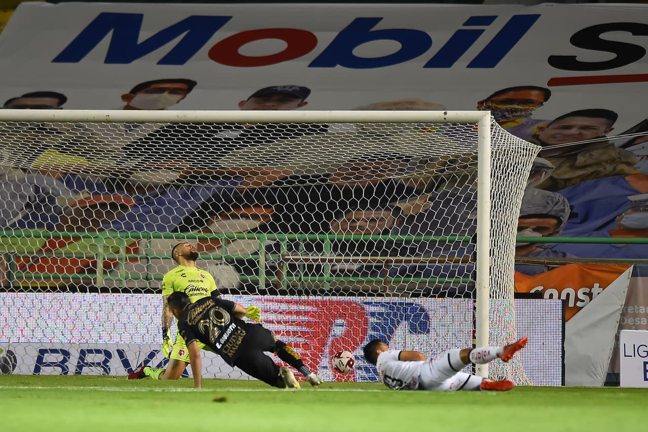 Con gol de Jean meneses y Emanuel Gigliotti, León consigue la remontada sobre Xolos y se adueñan de los tres puntos.