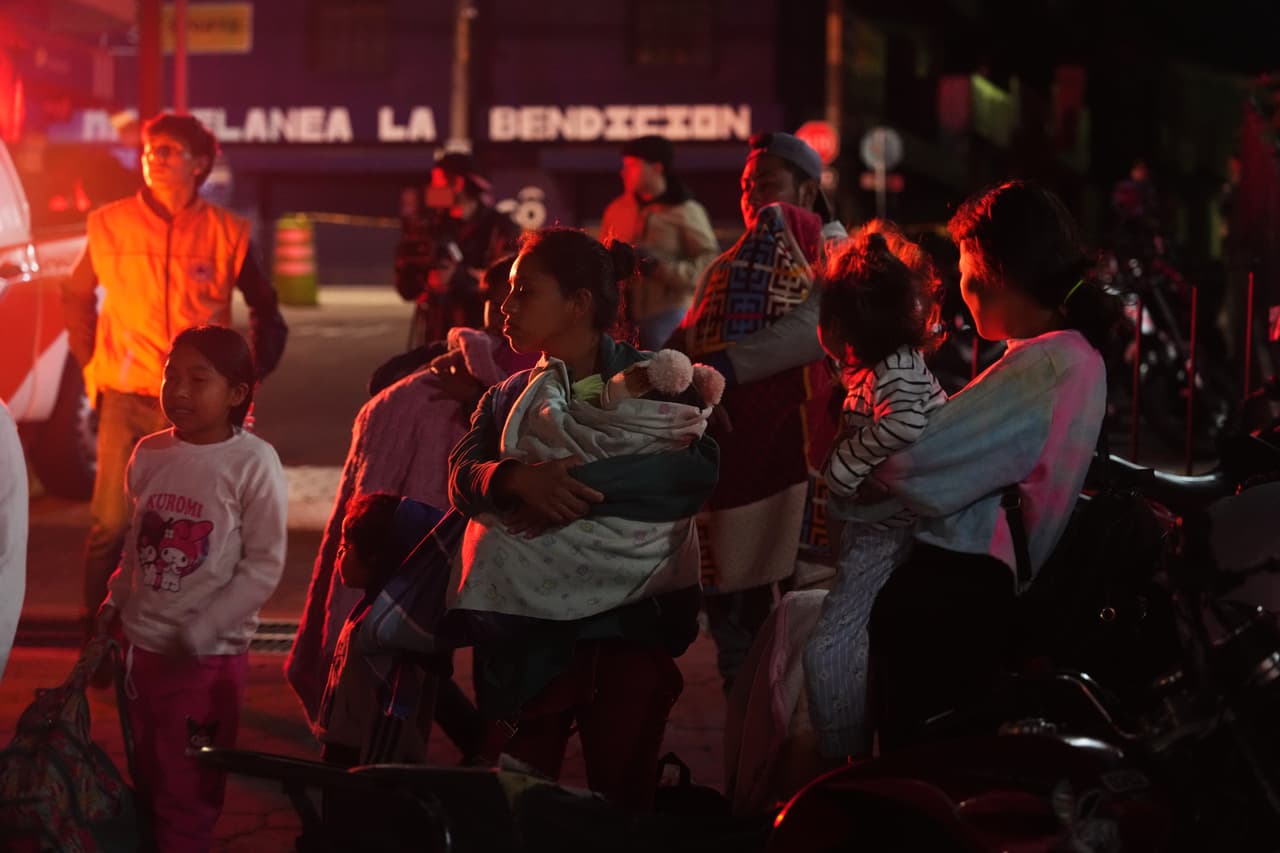 “Como medida preventiva se realizan evacuaciones en el caserío El Porvenir y la aldea Las Lajitas del municipio de San Juan Alotenango en el departamento de Sacatepéquez”, dijo en un comunicado de prensa la CONRED.
